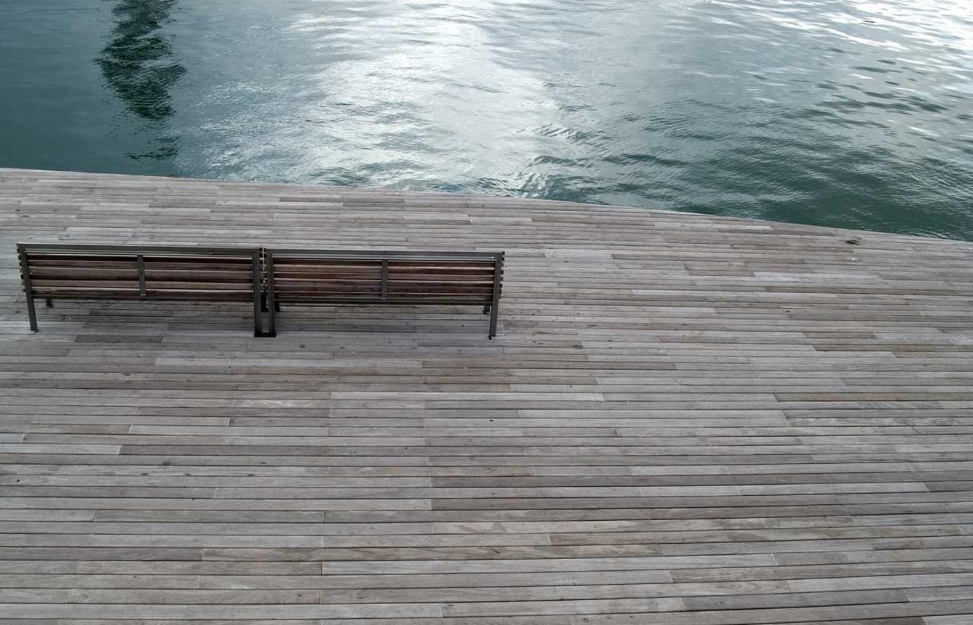 Profesor lucrând la laptop